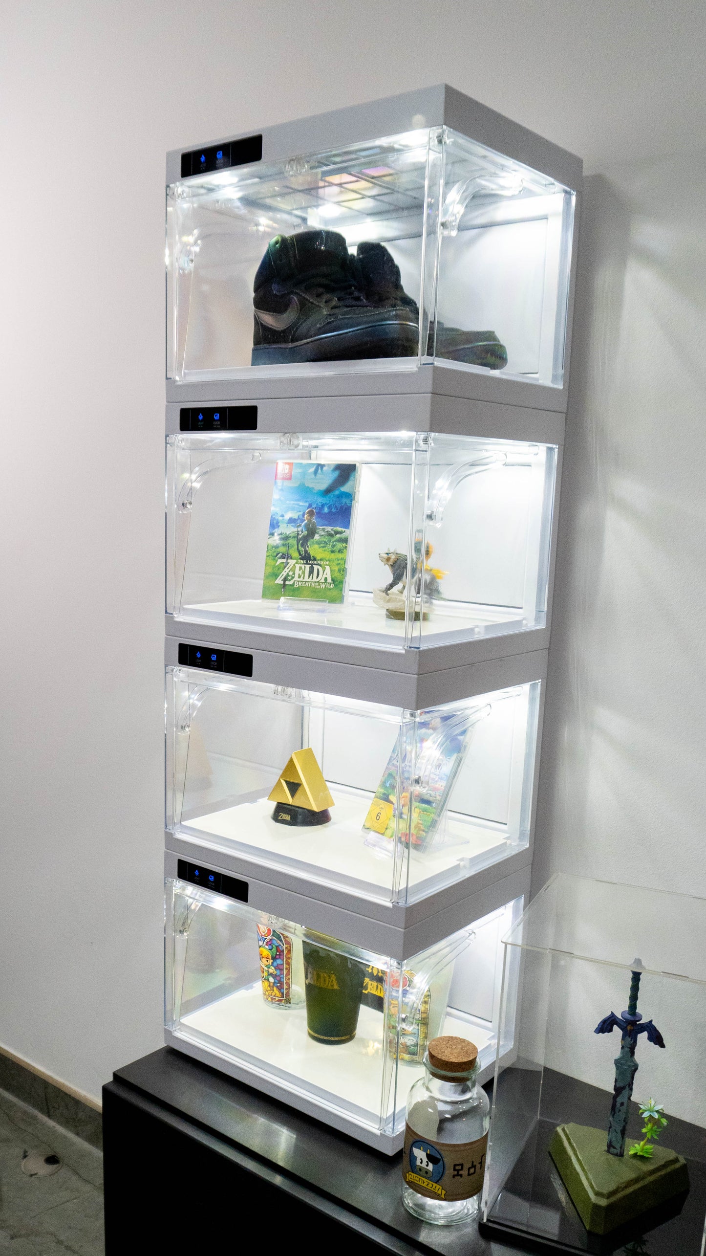 Sneaker-Schuh & Deko-Organizer Box mit automatischer Öffnungstür LED-Smart-Steuerung